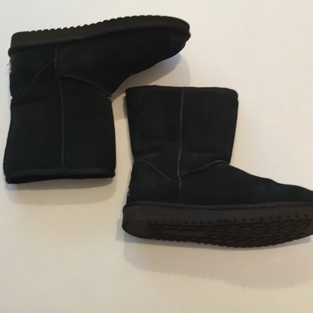 - -Koolabura by Ugg black suede fleece lined boots
